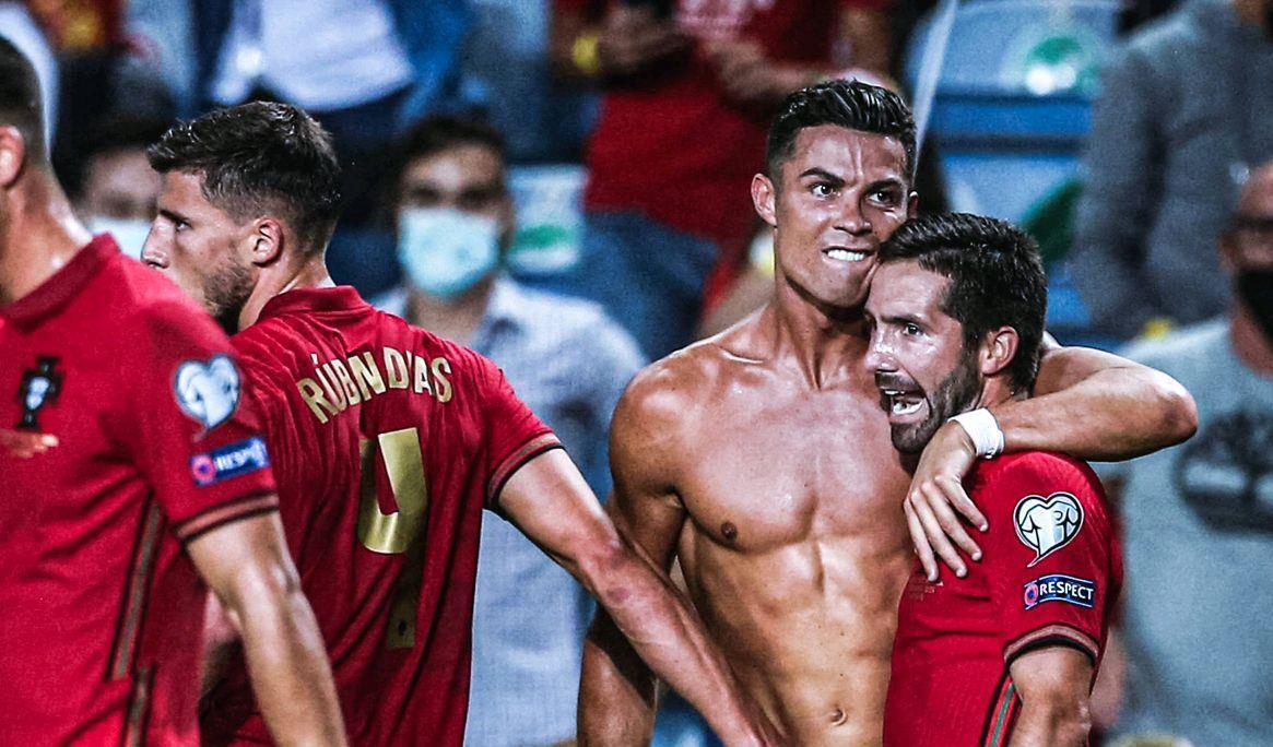 迎接圣诞节，莱万、什琴斯尼等波兰国脚晒出与家人合照（波兰国脚迎圣诞：莱万、什琴斯尼等晒家庭合影）