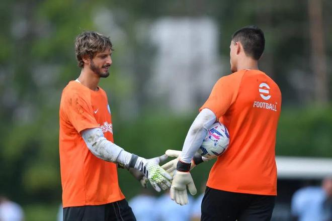 英超第15轮狼队对阵曼联凌晨开战（英超第15轮：狼队迎战曼联，今夜凌晨开球）