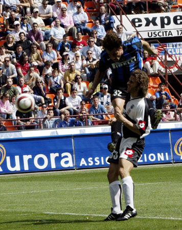 40岁魔笛仍不老！助米兰领跑意甲+连续10轮踢满全场（40岁魔笛不服老：助米兰领跑意甲，已连续10轮全勤）