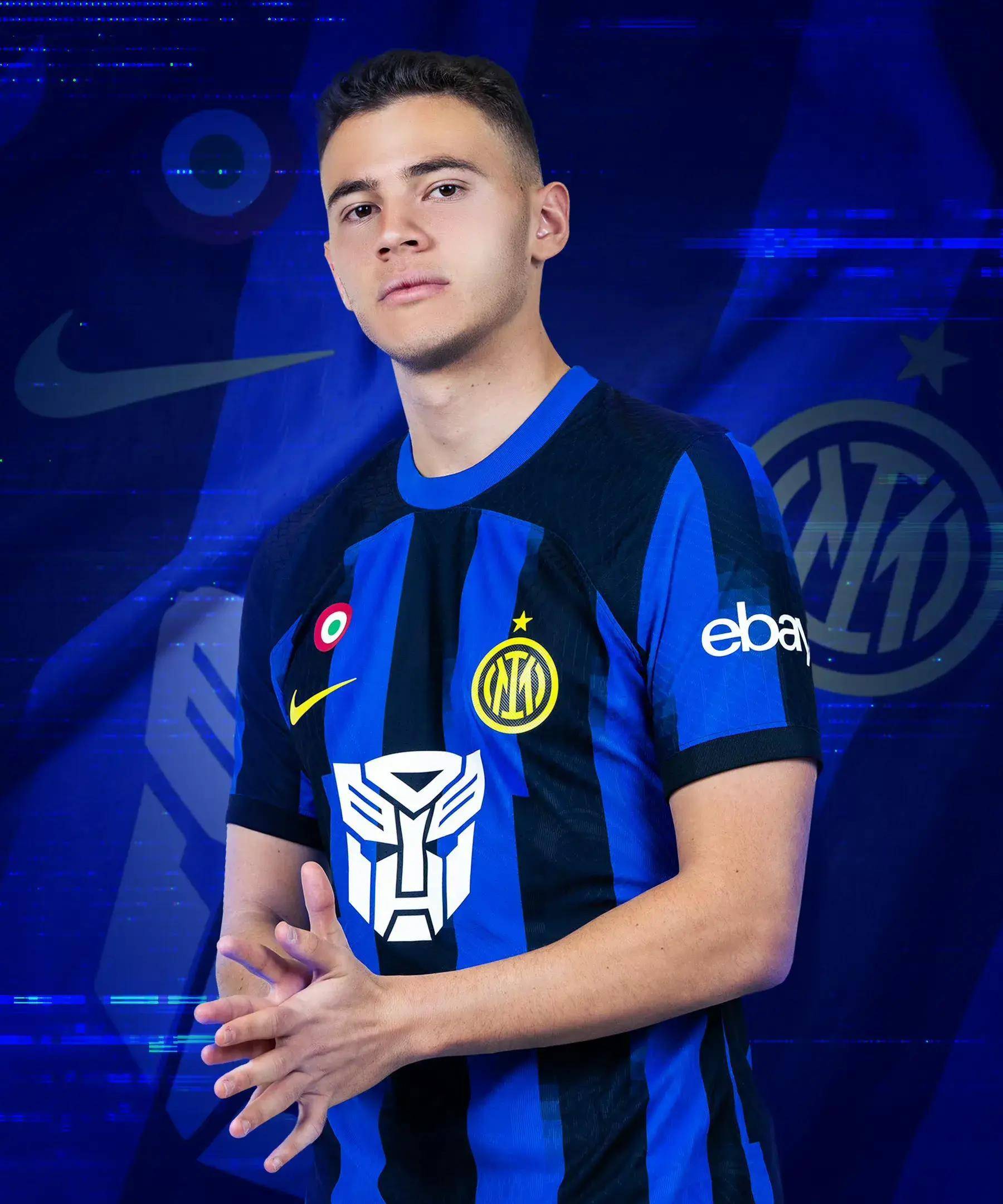 你给多少分？法鹰旧将特拉普和妻子高难度动作秀恩爱（打几分？前法鹰旧将特拉普与妻子上演高难度花式秀恩爱）