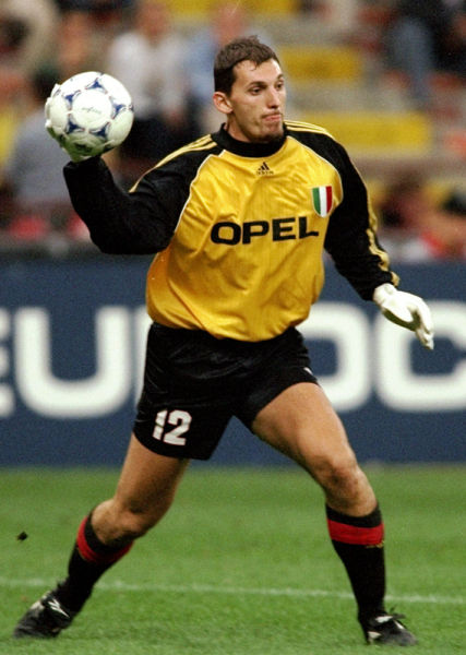 半场战报：阿森纳1-1拜仁，廷贝尔破门，伦纳特-卡尔扳平