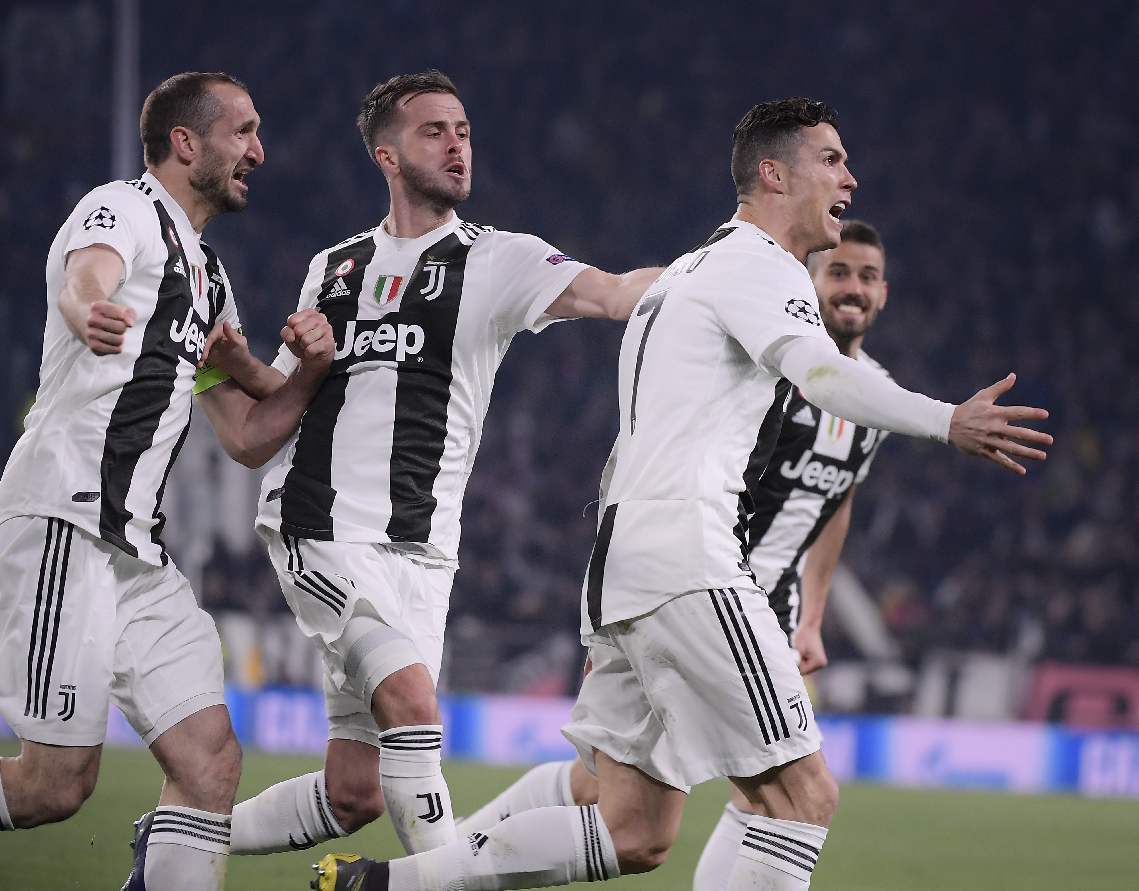 中超：上海海港4-0大胜深圳队